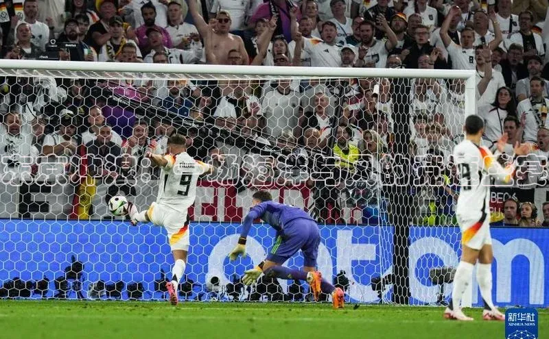 东京冲浪：一场海洋与风的竞速盛宴